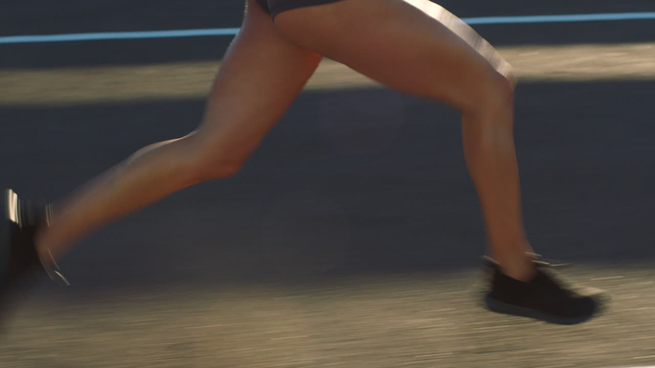 mujer corriendo en la pista