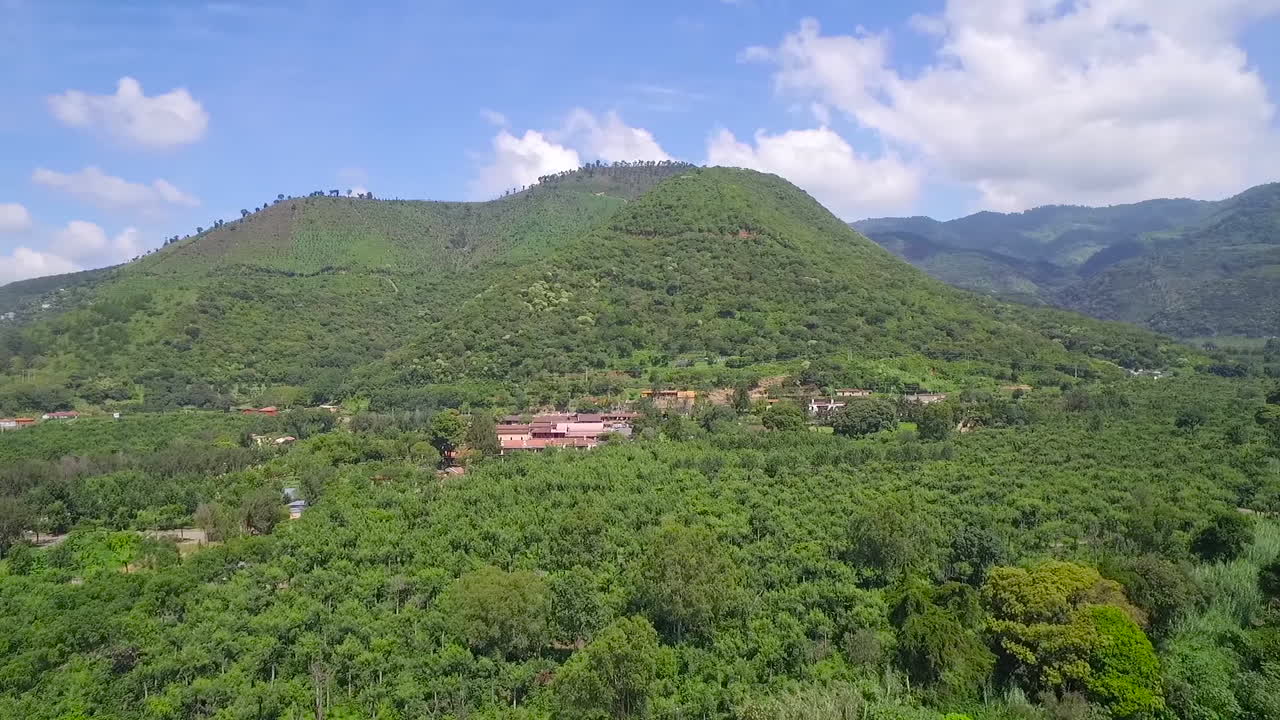 Vista aérea de selvas, aldeias e campos agrícolas da Guatemala