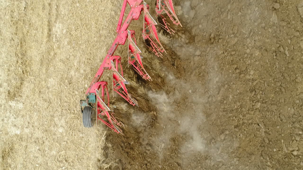 campo de arado del tractor 4k 1