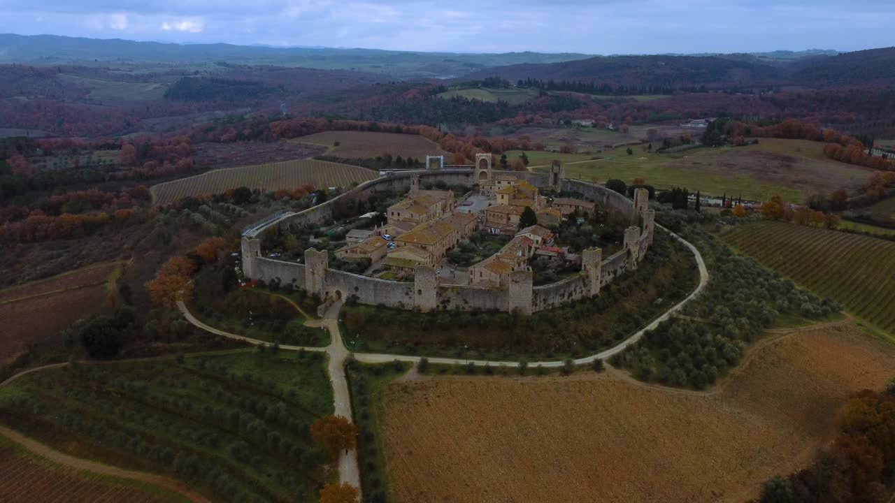 monteriggioni es una antigua ciudad amurallada medieval cerca de la icónica siena y florencia en toscana, italia cerca del área de vinos y viñedos de chianti, vista desde arriba por drones como vista aérea en 4k