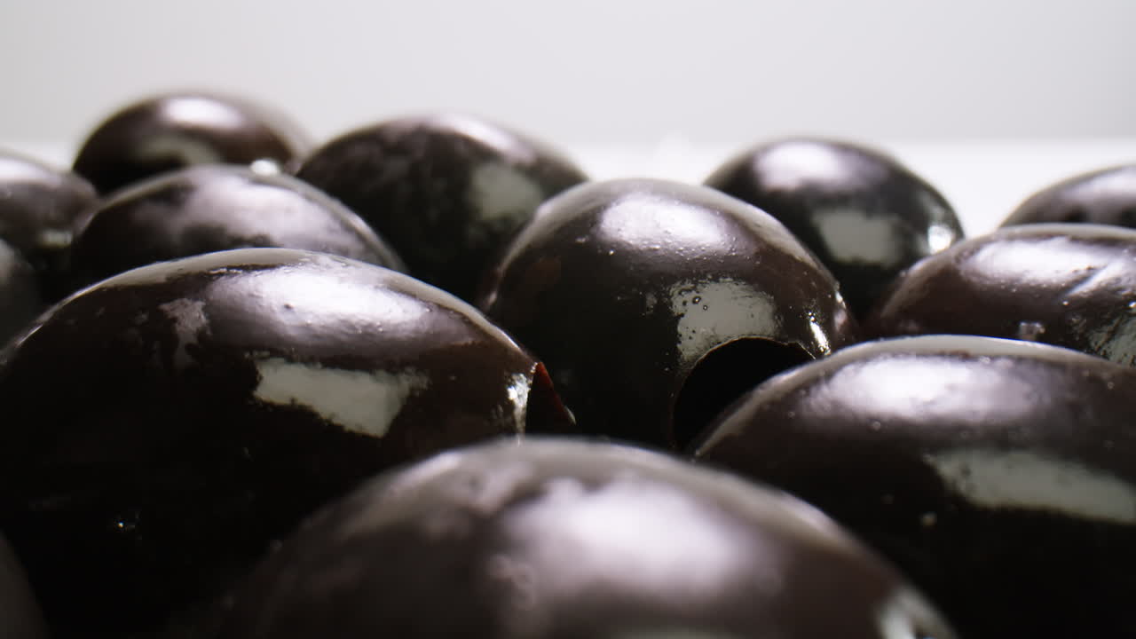 aceitunas verdes redondas en vinagre de grecia como fondo, vista de arriba. imágenes de alta calidad en 4k