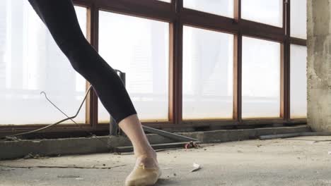 joven bailarina de ballet posando en cuerda en la habitación