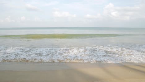 Natürliches-Meereswellenwasser-Mit-Schaum-Auf-Dem-Weißen-Strand-Der-Sandigen-Schönheit,-Sommerbeac