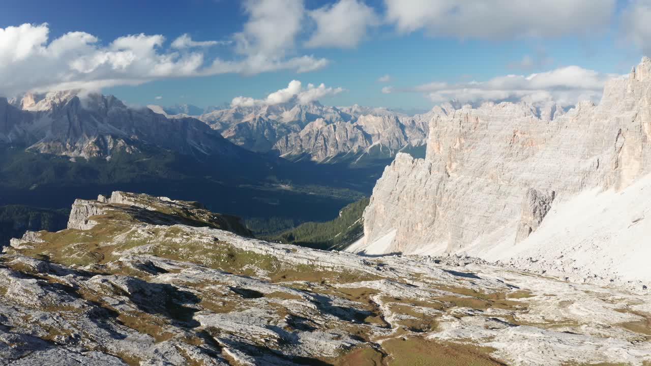 paisaje montañoso aéreo en dolomitas, volando sobre la cresta en la montaña croda da lago, cortina d'ampezzo