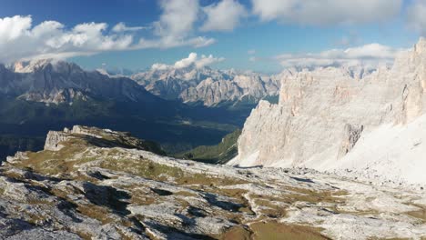 多洛米特山脈的空中風景,飛過croda da lago山的山脊,cortina d'ampezzo