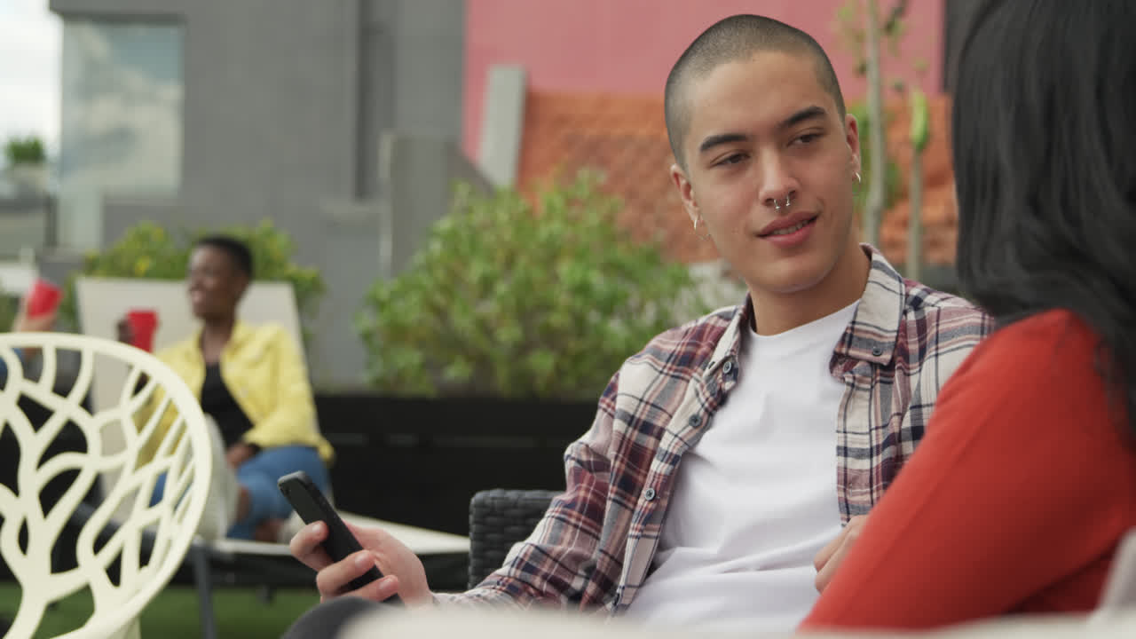 지붕 에서 토론 하는 친구 들