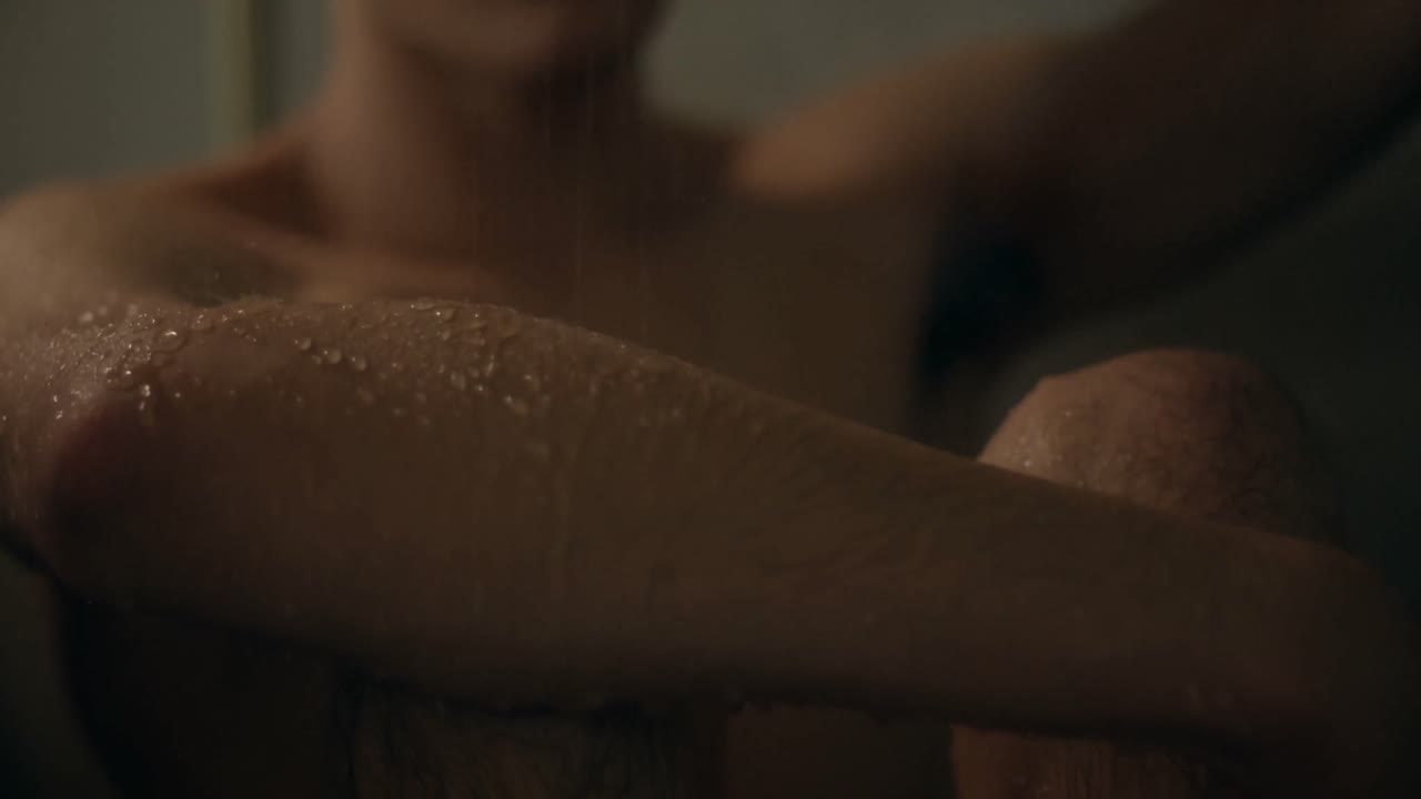 Uomo che fa il bagno in bagno a casa 4k