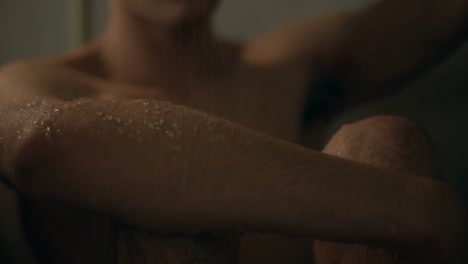 Hombre-Bañándose-En-El-Baño-De-Casa-4k