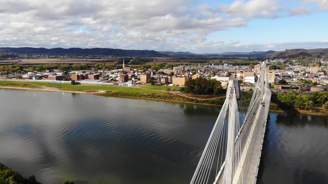 portsmouth ohio visto desde kentucky sobre el río ohio con el puente us grant en primer plano
