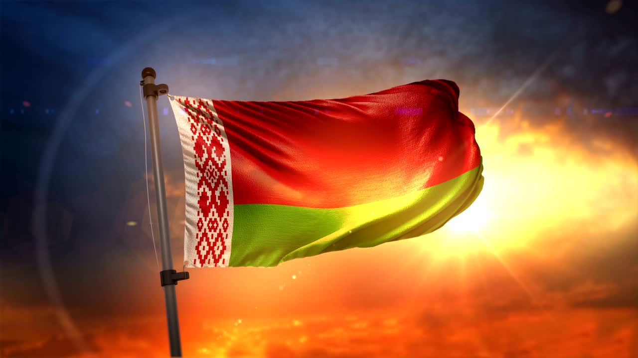 벨라루스 발은 아름다운 해가 뜨는 순환 속도 느린 모션 4k에서 백라이트됩니다.