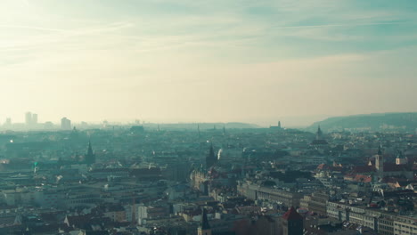 Vuelo-De-Drones-Sobre-El-Río-Vlatava-De-Praga-Que-Muestra-Puentes-Parque-Del-Castillo-Y-Edificios-Sol-De-Invierno