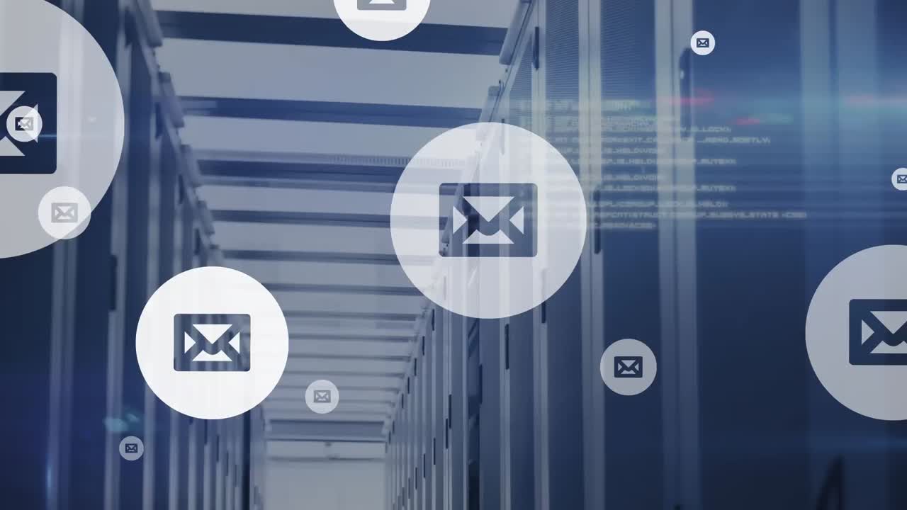 animación de iconos de mensajes flotantes y procesamiento de datos contra la sala de servidores de computadoras