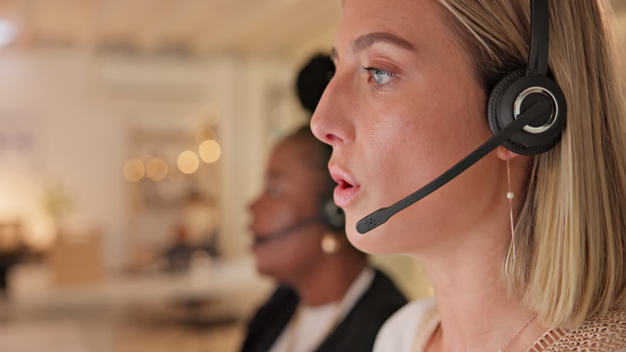 Callcenter, nat eller ansigt af kvindelig konsulent