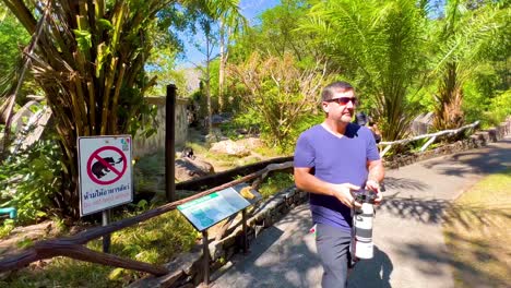 los visitantes capturan momentos en el zoológico de khao kheow