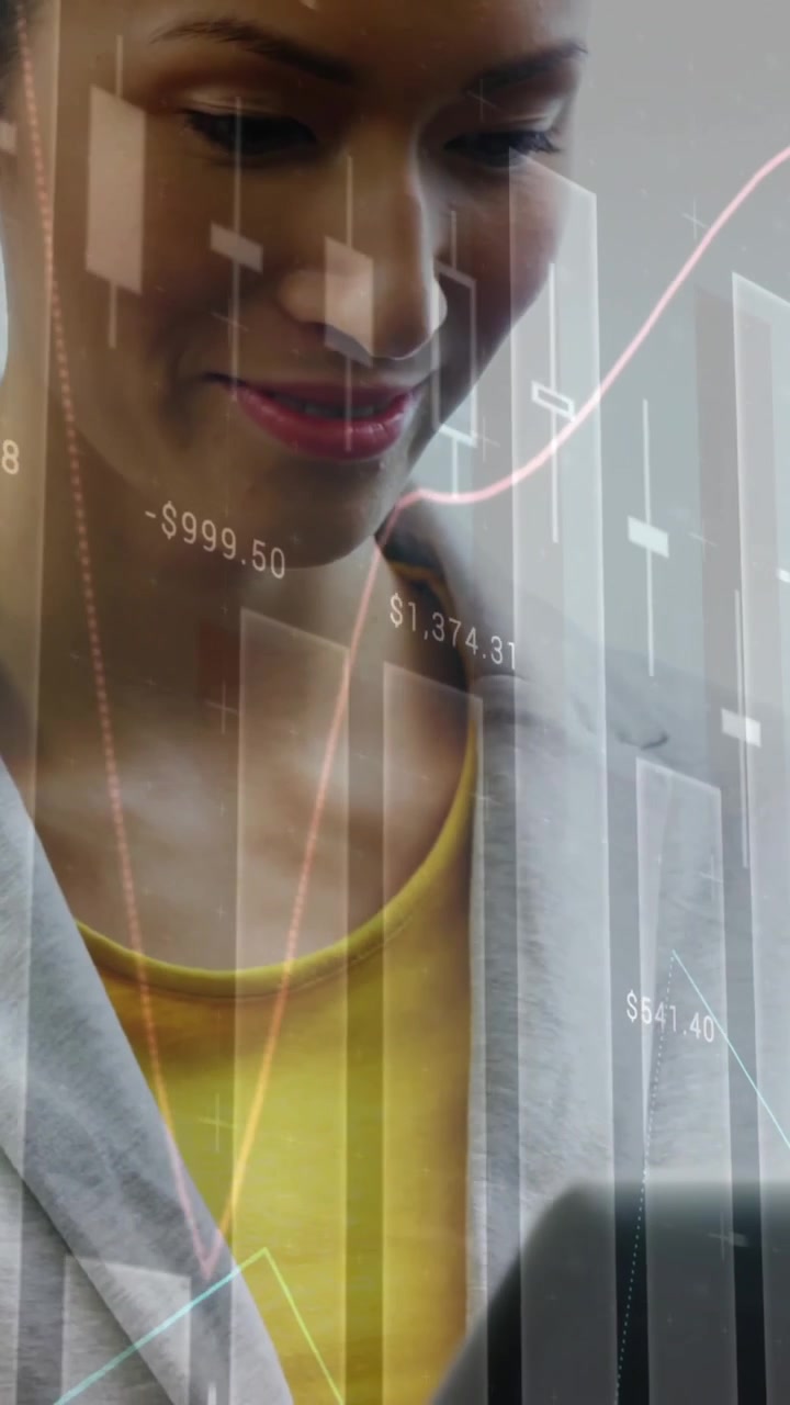 Animasi pemrosesan data dan diagram di atas pengusaha wanita Kaukasia yang menggunakan tablet