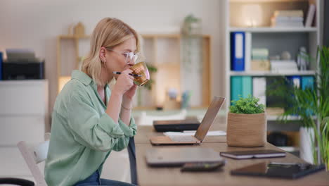 beschäftigte frau mit kaffee, laptop und telefon