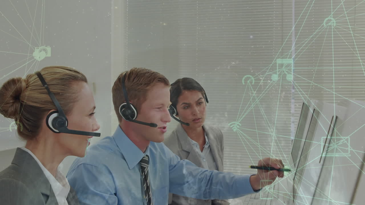 디지털 아이콘의 세계가 사무실에서 함께 일하는 고객관리 임원 팀을 상대로 회전하고 있습니다.