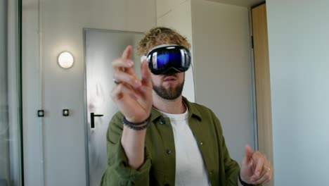 persona que utiliza auriculares vr en el entorno doméstico