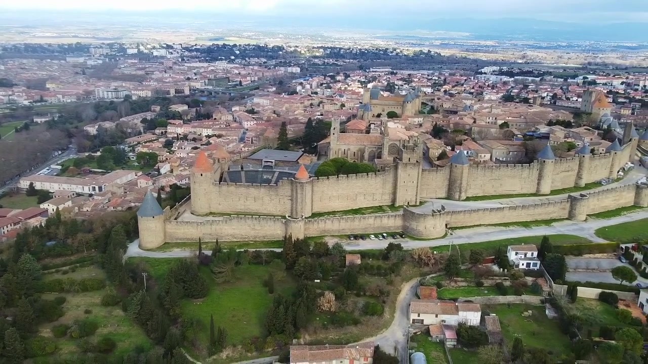Cidade fortificada de Carcassonne. Vista aérea de uma cidadela fortificada com muralhas duplas, torres circulares e telhados cônicos. Departamento de Aude, França.