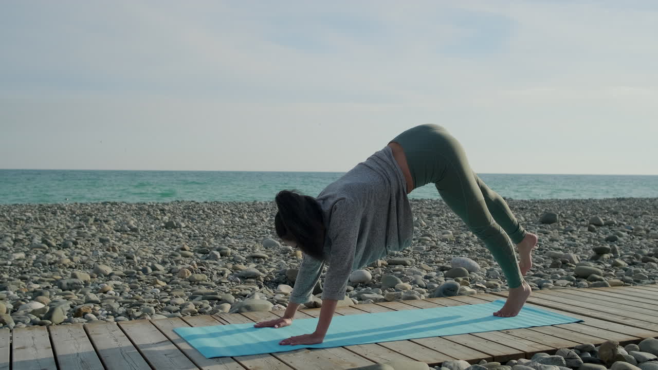 해변에서 요가 포즈