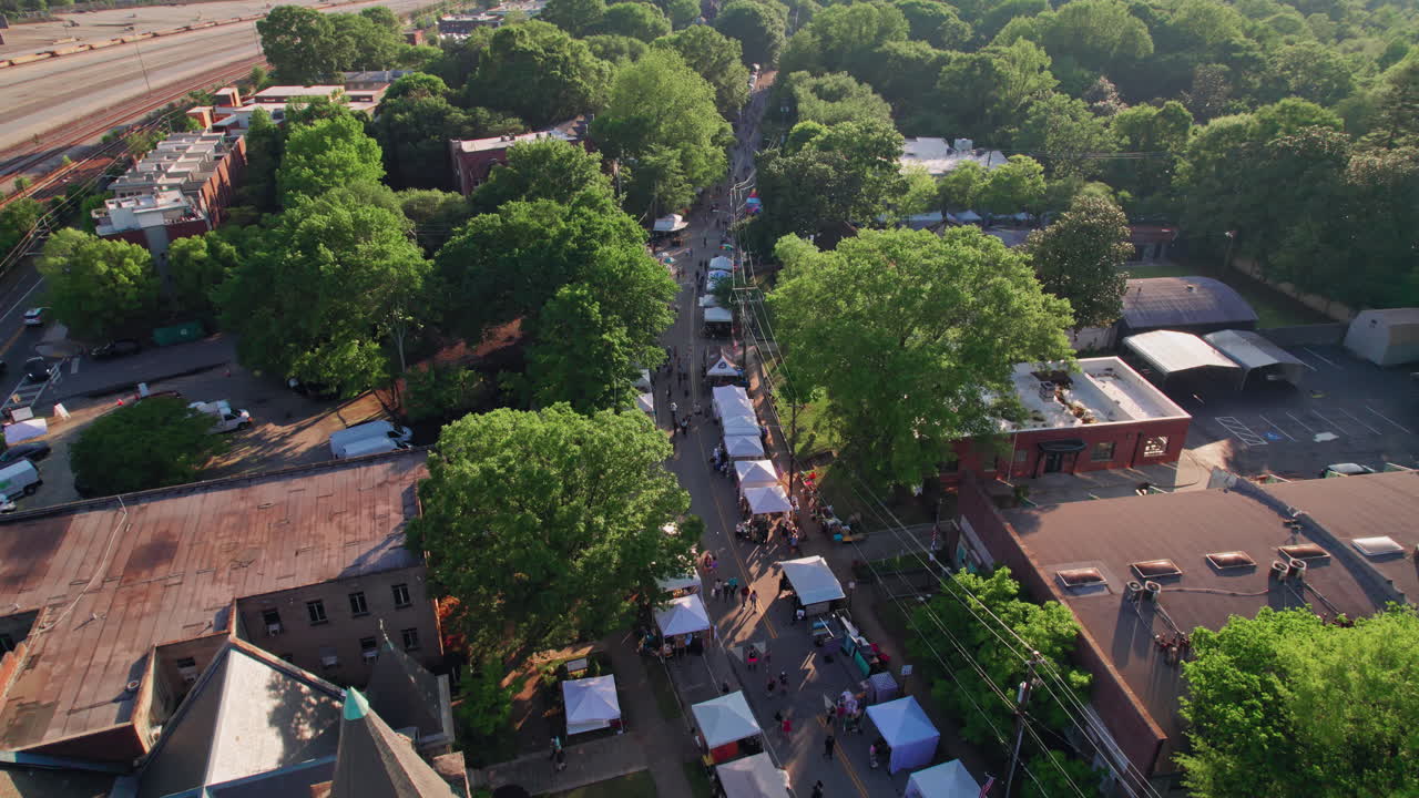 Una vista aerea al tramonto sull'affollato festival di Inman Park, un popolare evento primaverile in uno storico quartiere di Atlanta, in Georgia, immerso in una vivace chioma urbana e in parchi e strade panoramiche