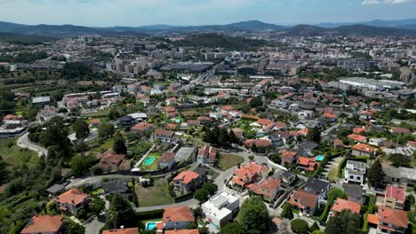 Ciudad-De-Braga-En-Una-Toma-Aérea-De-Un-Día-Soleado,-Norte-De-Portugal,-Vista-Desde-El-Santuario-Bom-Jesus,-Vista-Panorámica