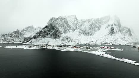 Vista-Panorámica-Del-Remoto-Pueblo-Pesquero-De-Reine-En-Las-Islas-Lofoten-En-Temporada-De-Invierno