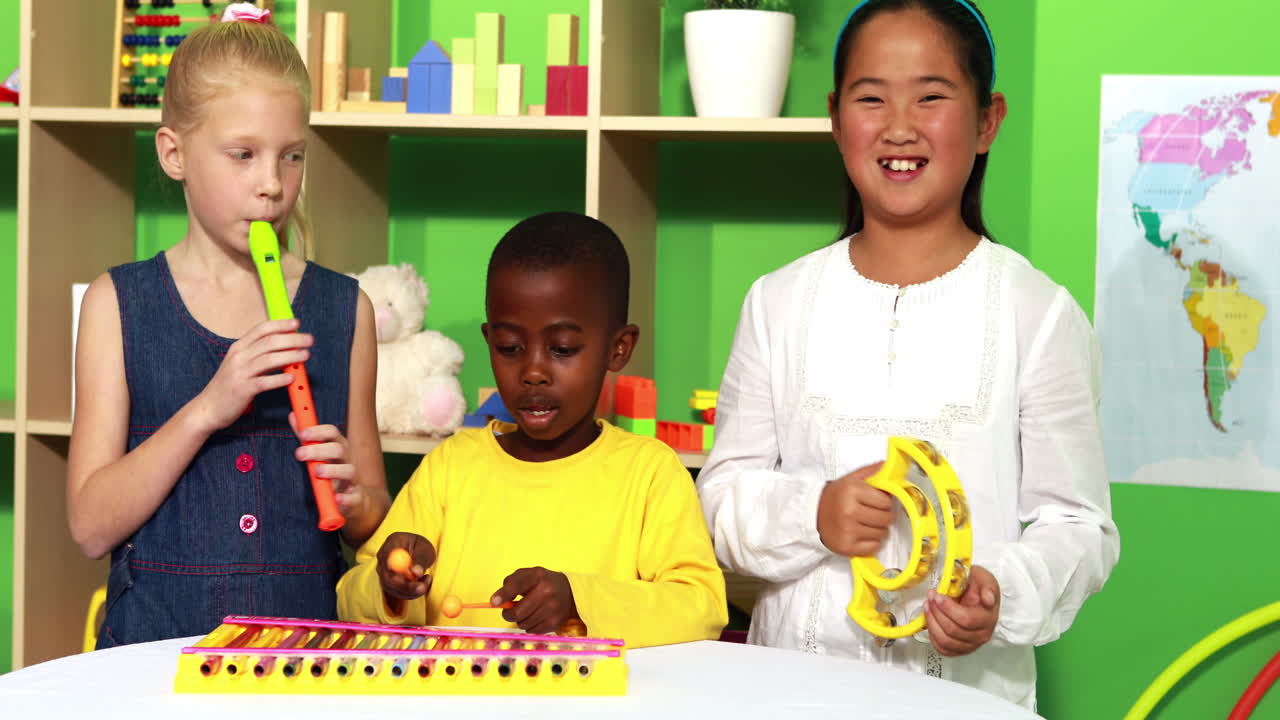 Kelas kecil yang lucu sedang membuat musik bersama
