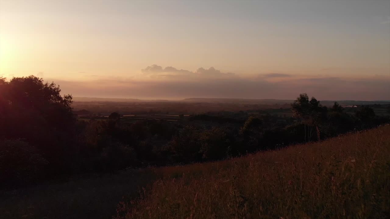 toma panorámica de la campiña inglesa a través de una puerta en verano