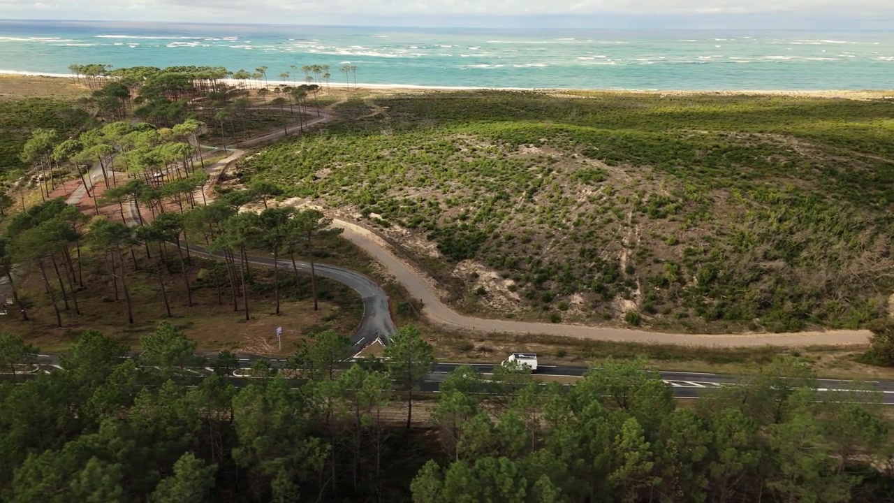 Dirigindo motorhome perto da costa oeste da França, vista aérea de acompanhamento.