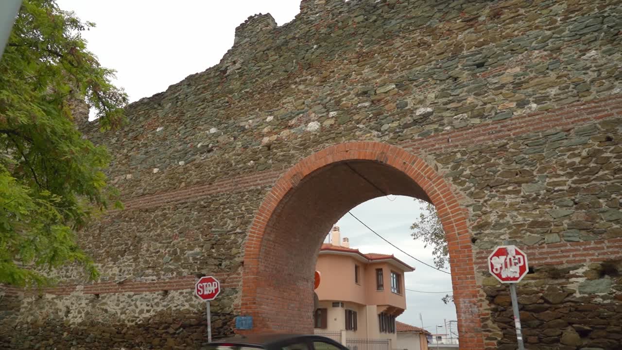 los muros de la acrópolis en tesalónica se agregaron al exterior de la sección noreste del recinto y siguieron la disposición general de las fortificaciones en la ciudad baja.