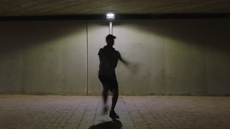 Tanzender-Mann,-Junger-Breakdancer,-Der-Moderne-Hip-Hop-Tanzbewegungen-Unter-Straßenlaterne-Vorführt-Und-Nachts-In-Der-Stadt-Urbane-Freestyle-Choreografie-übt