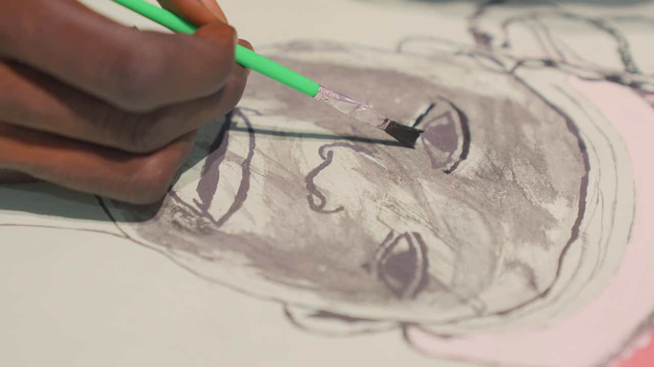 Retrato pintado de homem negro, estudo de estúdio em close-up mostrando sombreamento com pincel, textura de lavagem cinza, detalhe de boné rosa, mão de artista focada aplicando pinceladas delicadas, atmosfera tranquila e contemplativa.