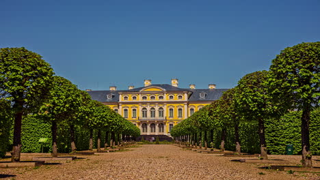 Timelapse-De-Movimiento-De-Turistas-En-El-Jardín-Del-Palacio-Rundale-En-Bauska,-Letonia