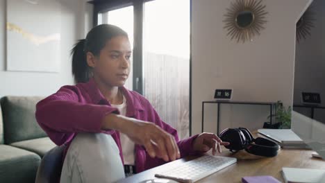 mujer de raza mixta trabajando en la computadora