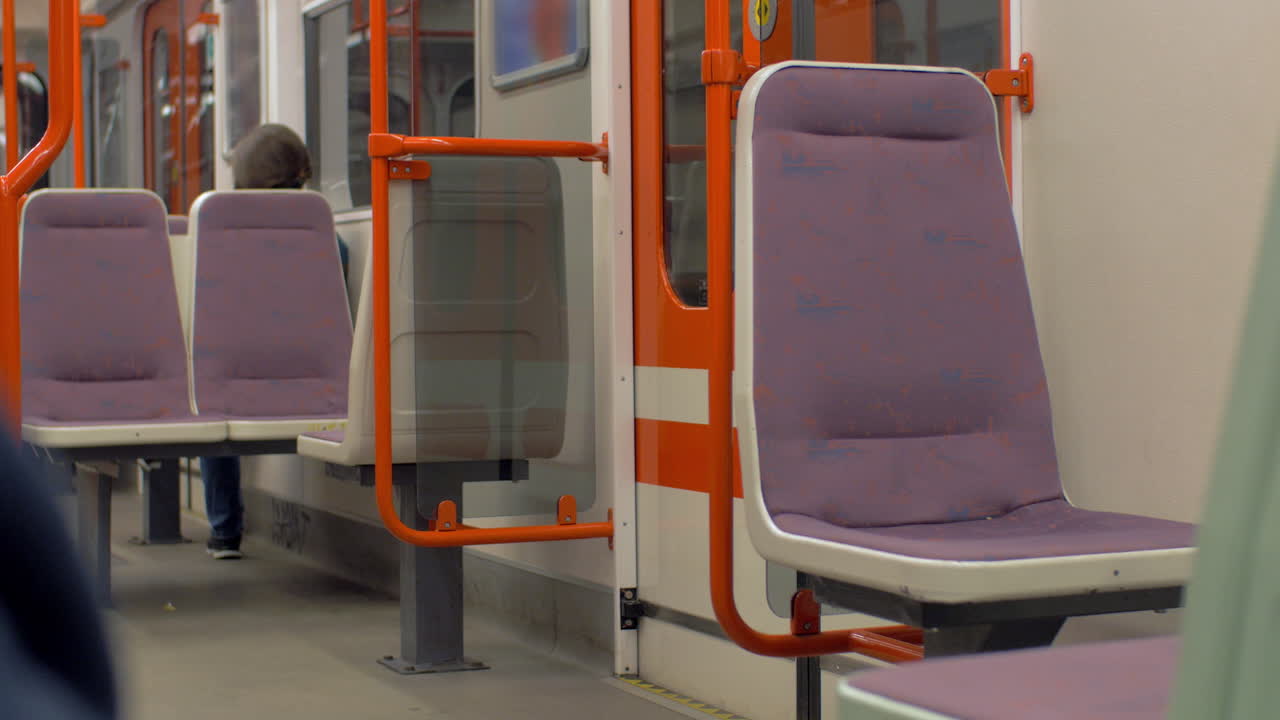 vista de un asiento vacío en el tren del metro de praga república checa
