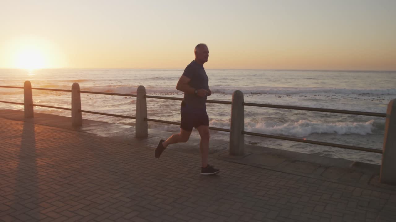 Uomo anziano che corre sul lungomare