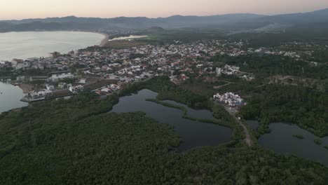 Barra-De-Navidad,-Bundesstaat-Jalisco-In-Mexiko,-Pazifikküste,-Mexikanischer-Strand,-Stadtantenne