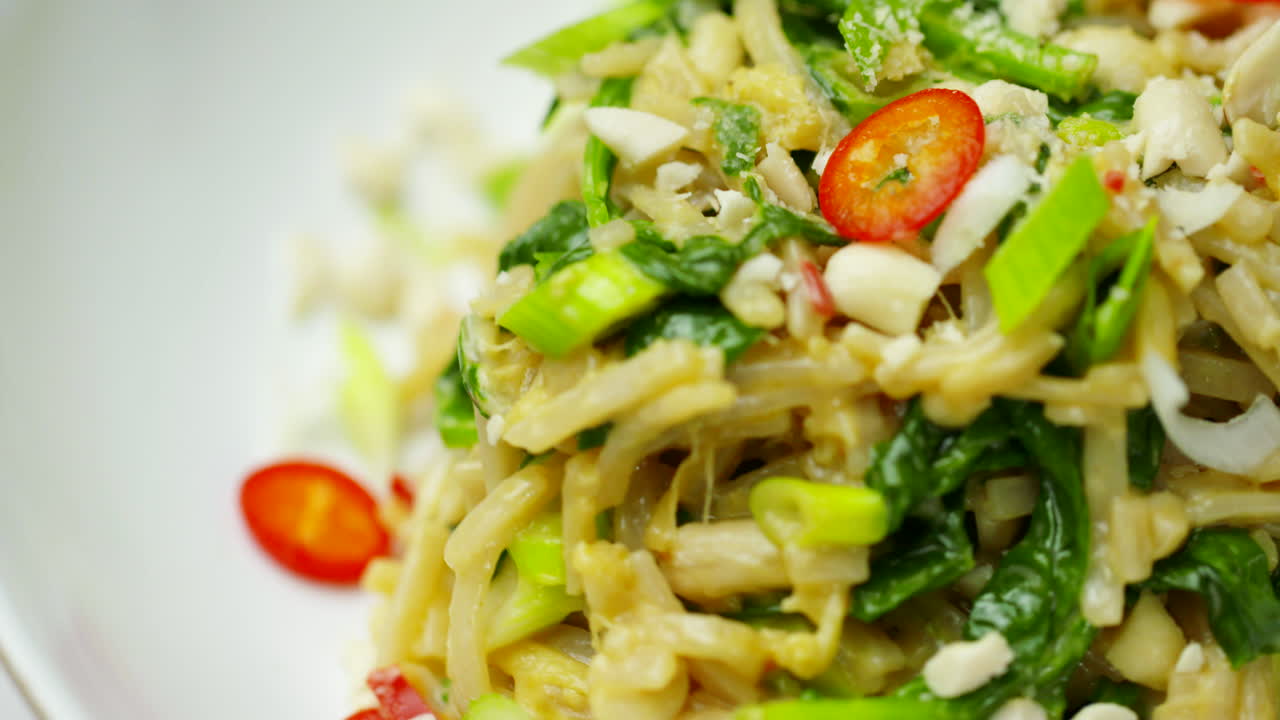 4k에서 회전하는 누들 플레이트