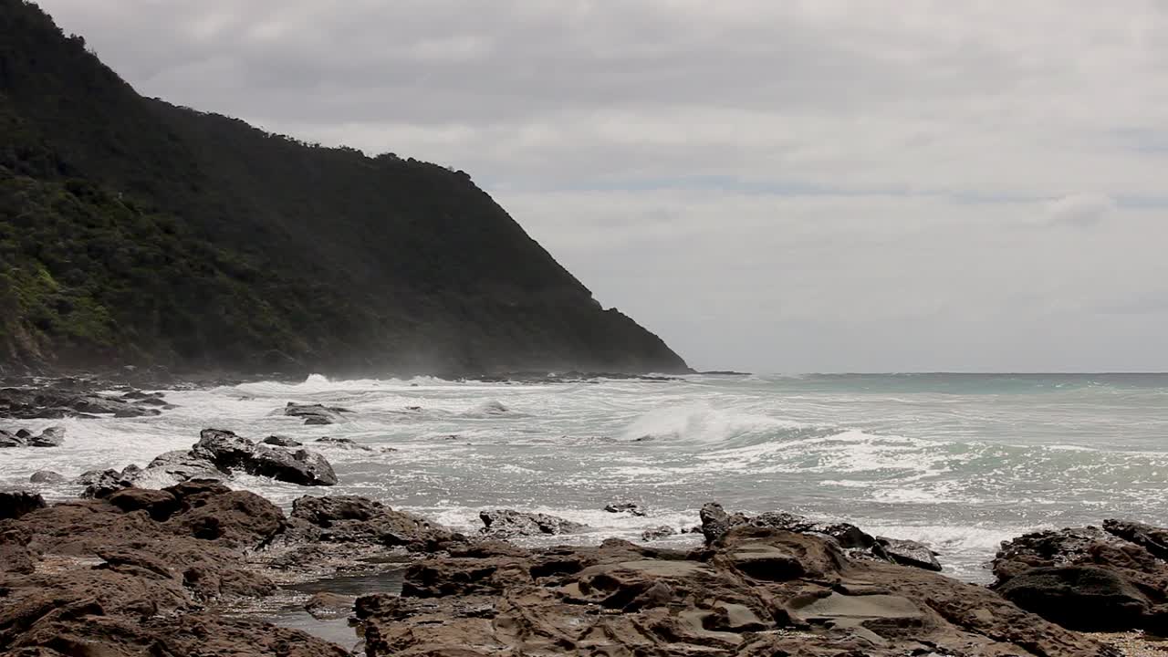 dura costa australiana con tráfico turístico conduciendo por la carretera lateral del acantilado arriba