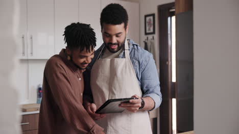 pareja aprendiendo a cocinar en línea