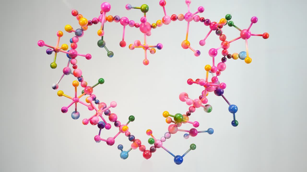 다양한 크기의 구형 공들이 함께 모여서 심장을 형성합니다.