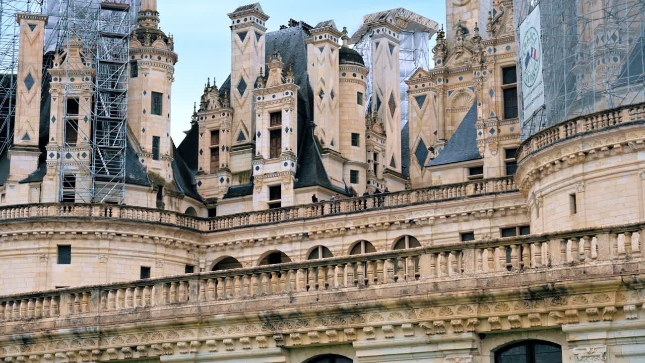 Näkymä Château de Chambordin ulkopuolelta ihmisten kanssa pilvisellä säällä, Ranska