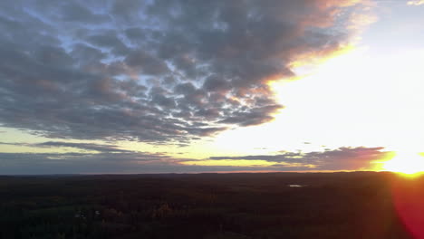 imágenes aéreas de una puesta de sol en finlandia de verano