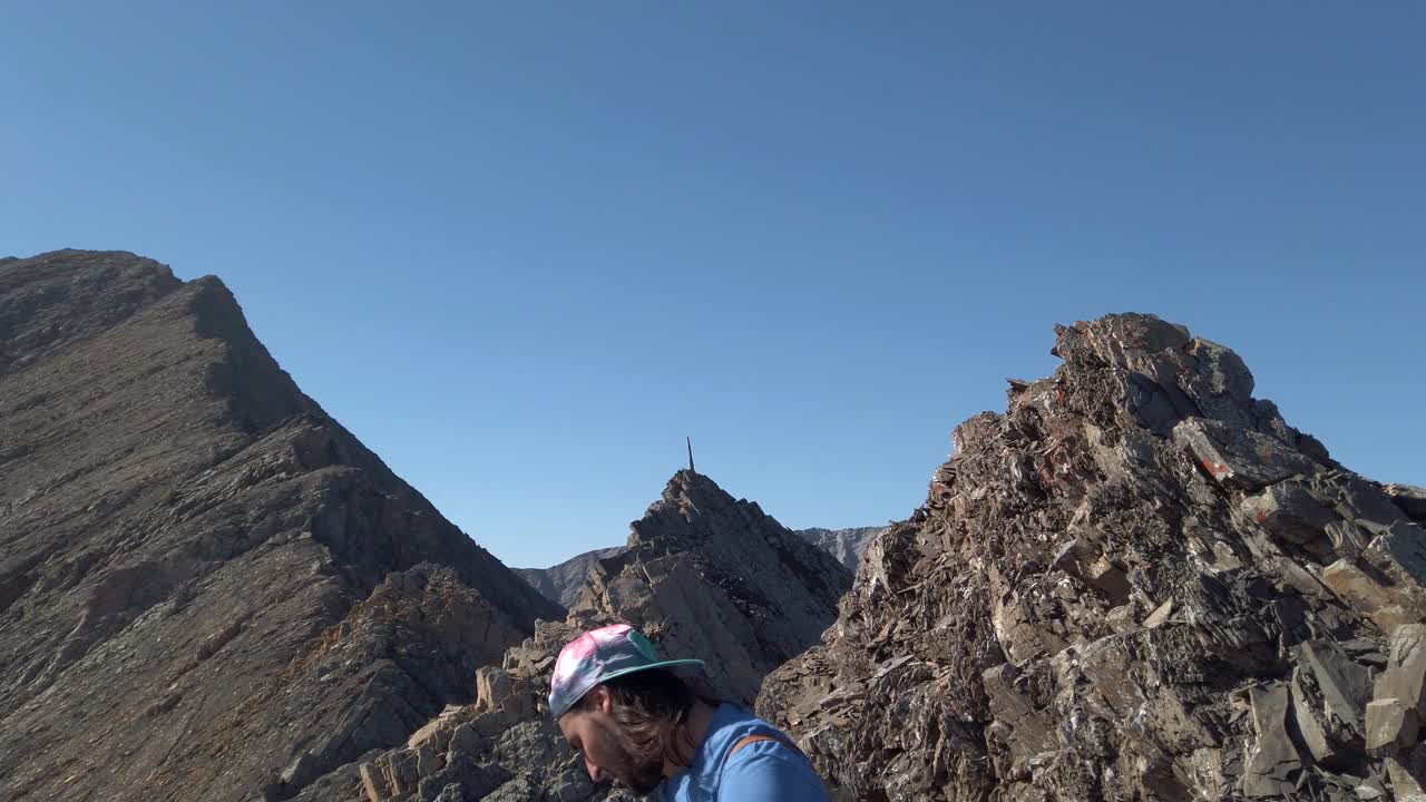 excursionista mirando y saltando de roca cerrar cámara lenta kananaskis alberta canadá