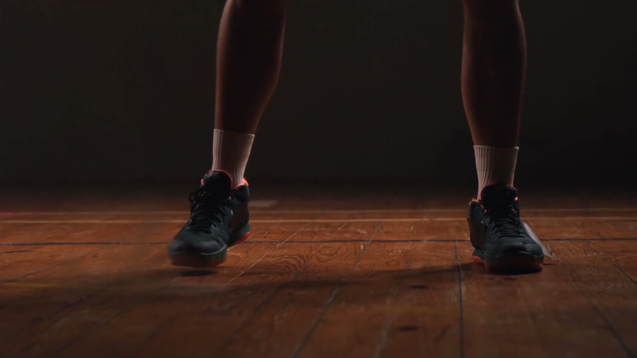 deportista jugando al baloncesto