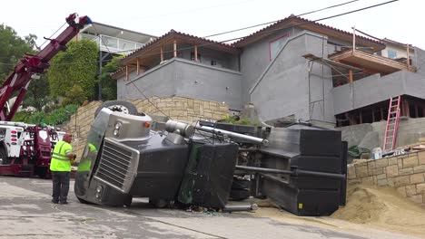 一辆垃圾车在建筑工地发生事故时翻转 1