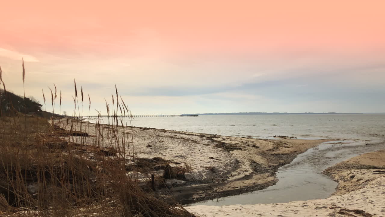 красивый пляж под розовым небом