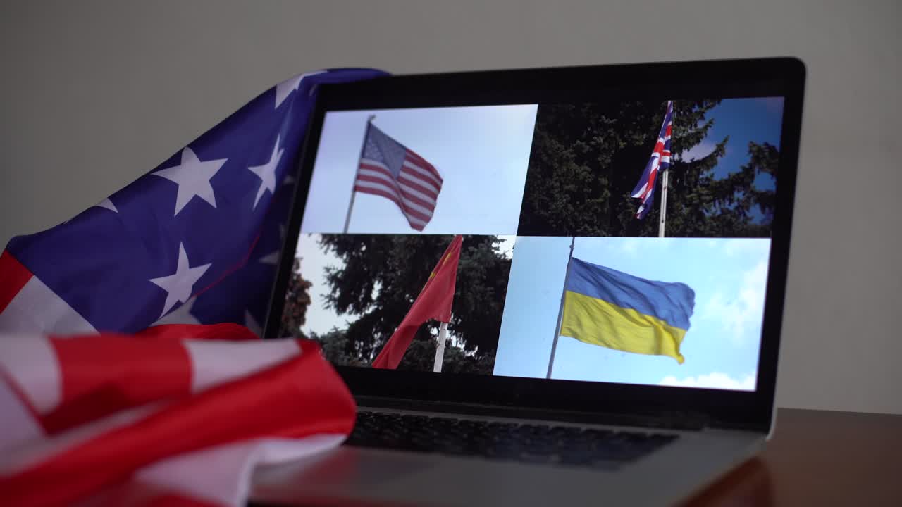 fiesta online con seres queridos de ee. uu. celebrando el video chat. fiesta virtual a través de video messenger. los estadounidenses están chateando por video. bandera de américa junto a la computadora