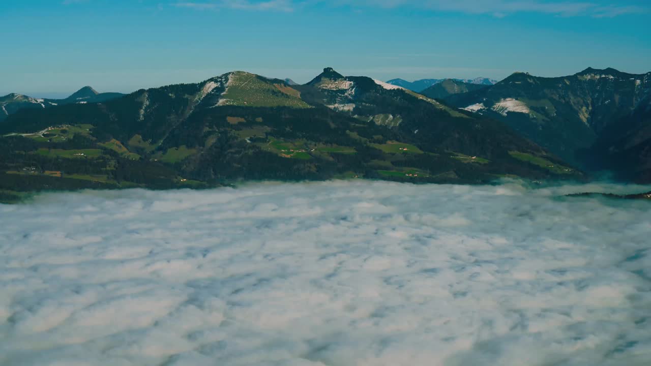 바이에른 알프스 산맥의 자연 캐니언 위에 있는 안개 구름과 안개의 원활한 영상 루프, 독일의 겨울에 오스트리아의 살츠부르크를 향해.